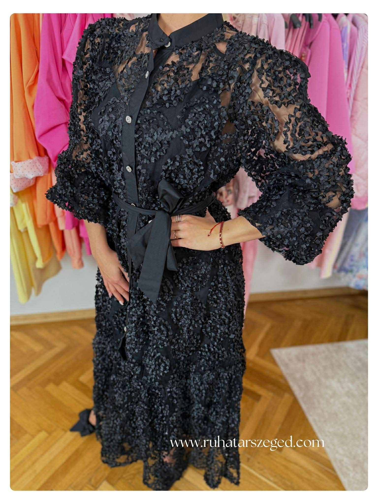 BLACK ruha