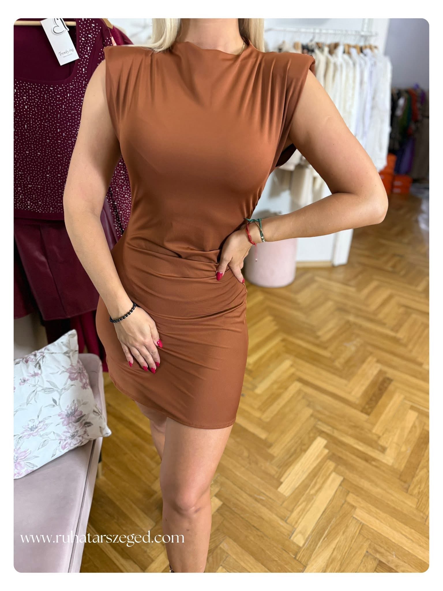 BELLA ruha